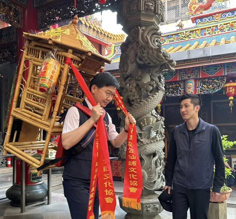 台中客委會主委江俊龍，日前揹著仙師竹轎參與徒步遶境儀式。取自江俊龍臉書