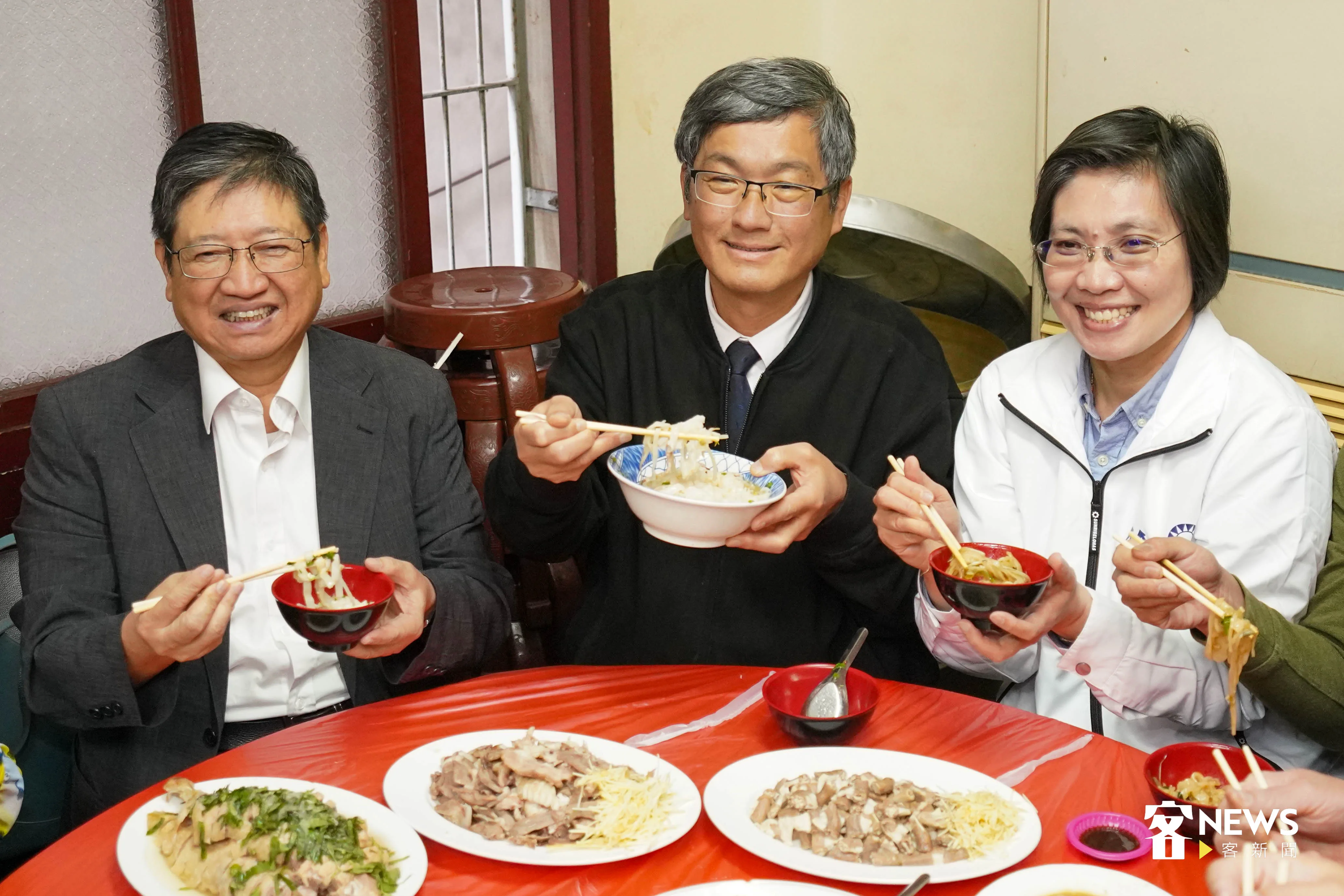 今年4月份，客委會主委楊長鎮（右）與新竹縣長楊文科（左）、立委徐欣瑩（右）一起在新竹芎林品嘗客家美食粄條，共同為受到寶林茶室事件影響的名聲正名。范修語攝