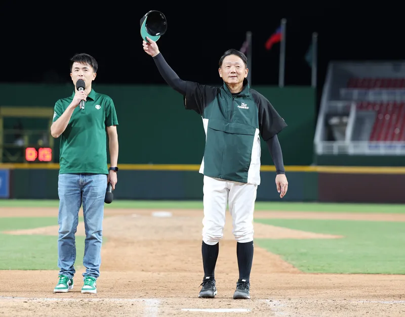台鋼雄鷹隊總教練洪一中15日達成生涯千勝里程碑，且是在最熟悉的桃園球場，主場桃猿球迷也都大喊他的名字，洪一中賽後也不忘與主場球隊的桃猿球迷脫帽致意。中央社