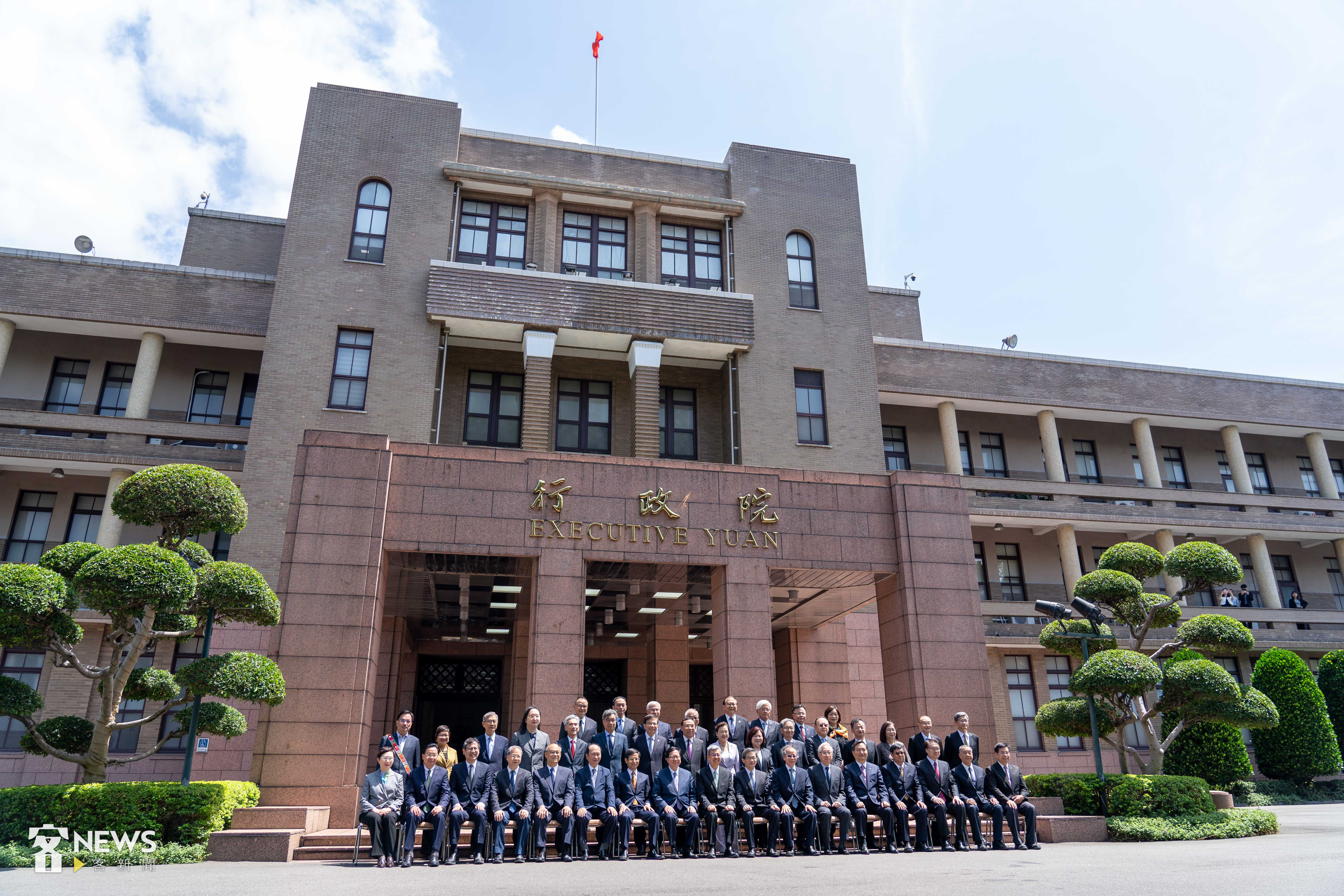 陳建仁在今天率內閣總辭後，在行政院中央大樓拍攝畢業照。李台源攝