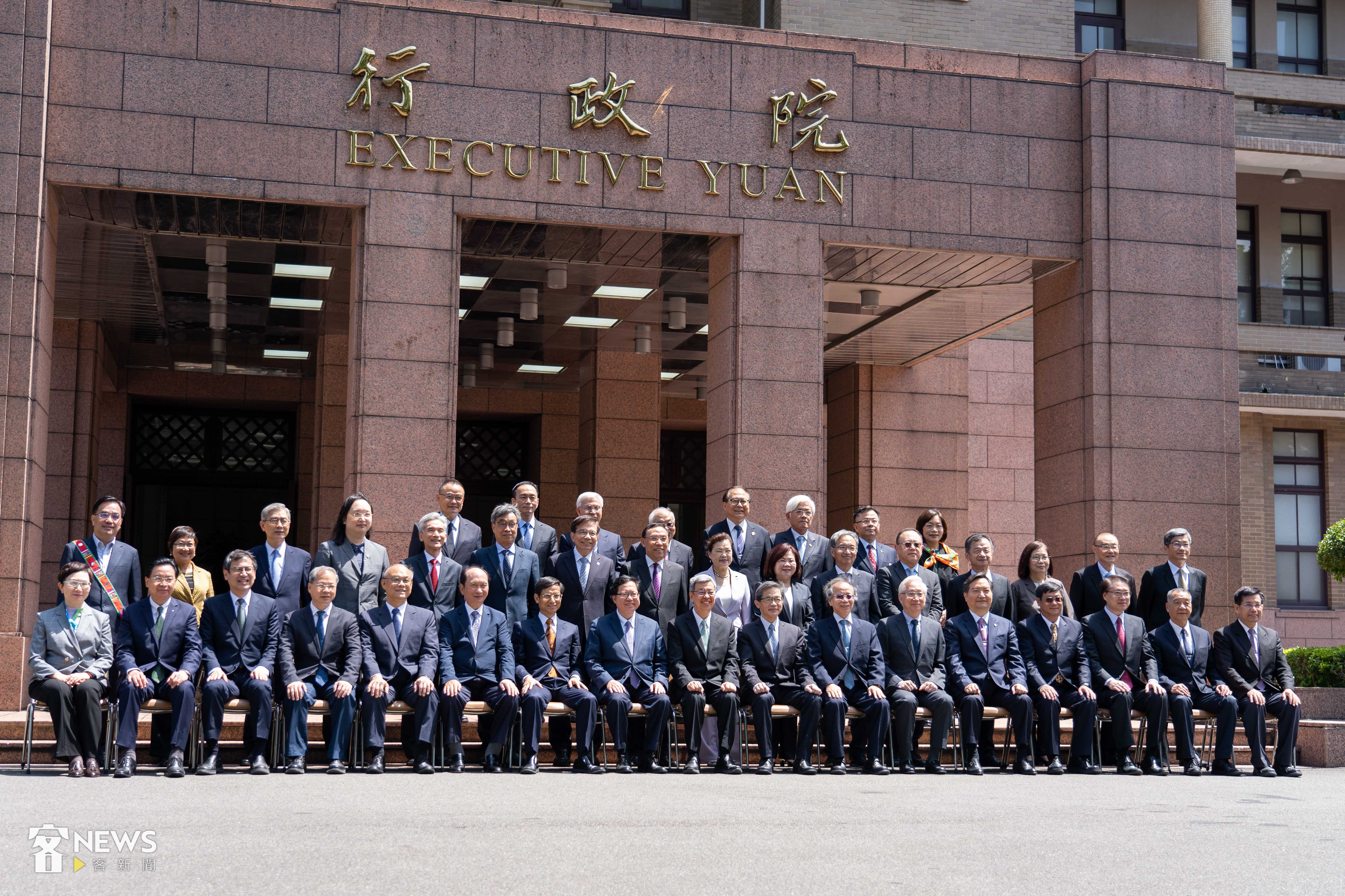 陳建仁在今天率內閣總辭後，在行政院中央大樓拍攝畢業照。李台源攝