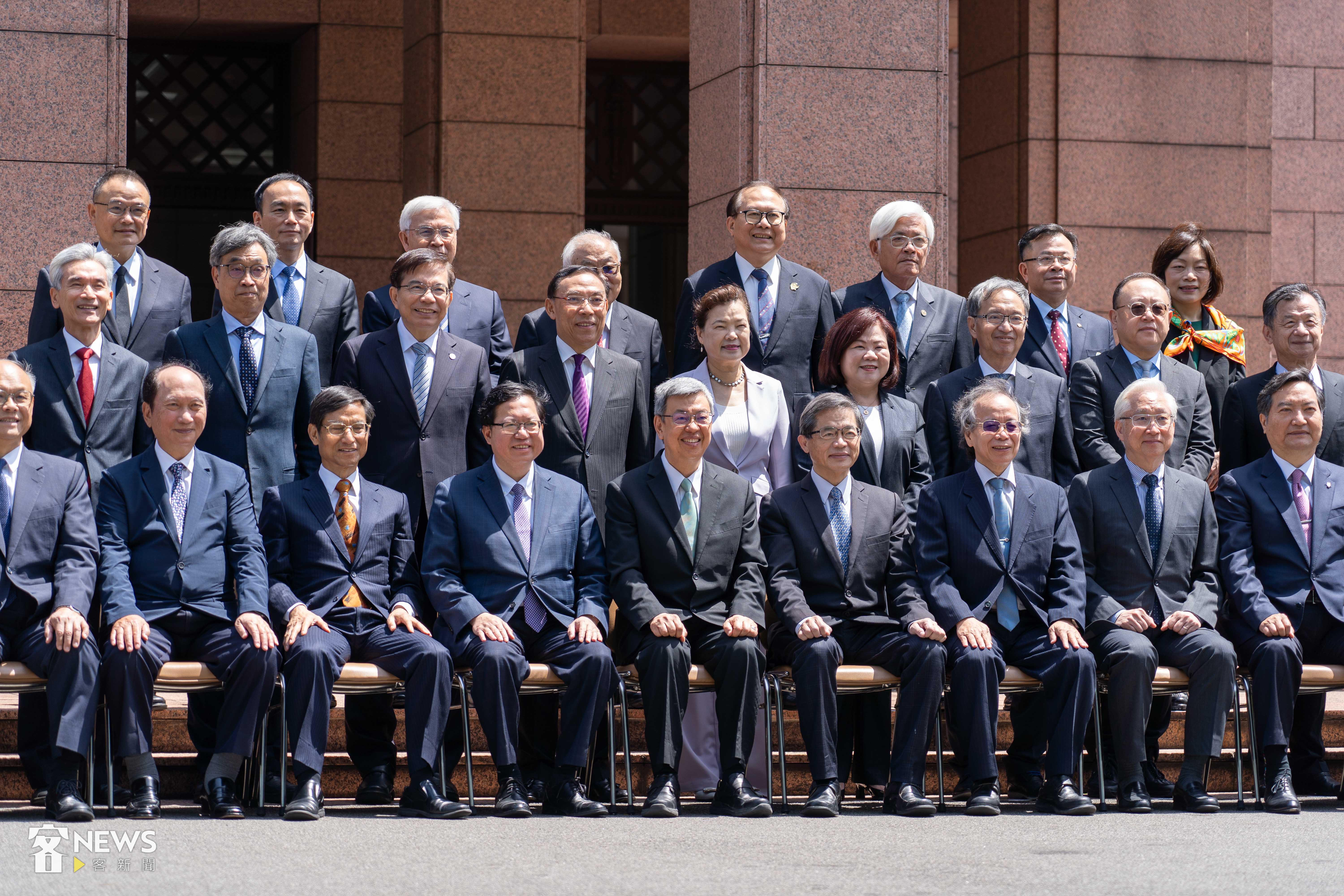 陳建仁在今天率內閣總辭後，在行政院中央大樓拍攝畢業照。李台源攝