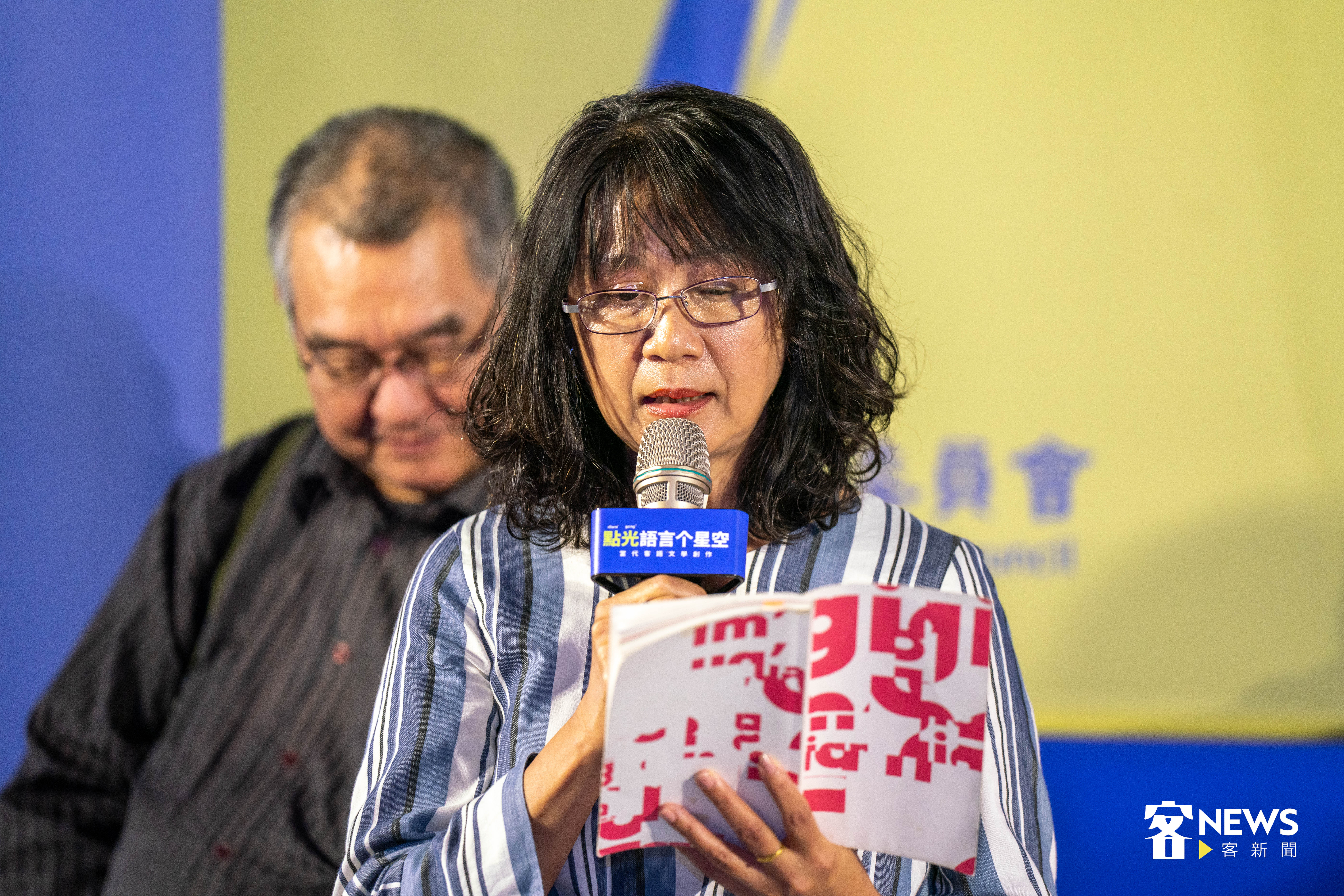 客家詩人張芳慈於記者會現場用大埔腔唸詩。范修語攝