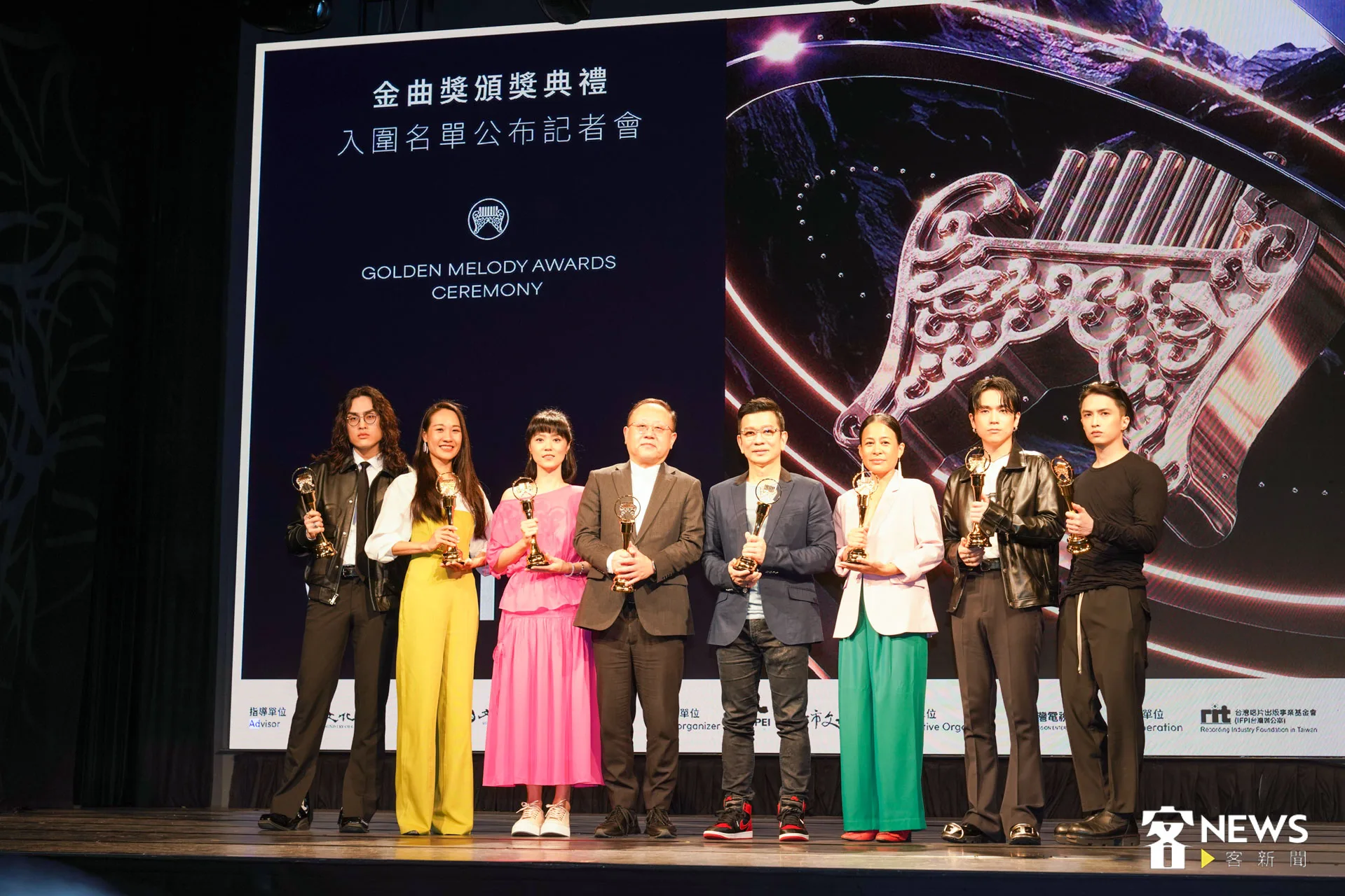 金曲獎今日公布入圍名單，文化部長史哲（左4）與評審團主席陳子鴻（右4）與揭獎嘉賓，拿著金曲獎盃合影，恭賀入圍者。朱愷元攝