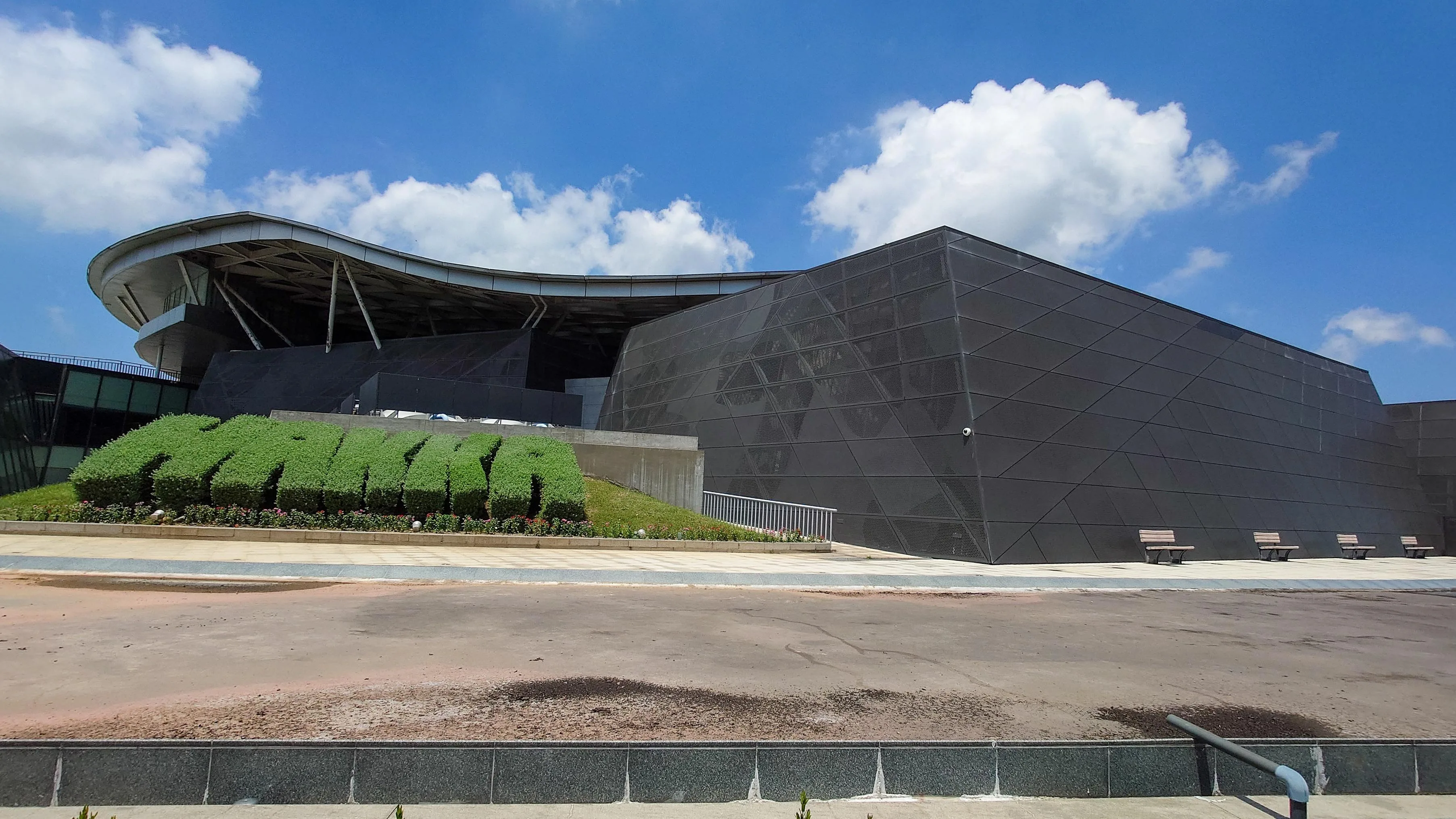 2012年啟用的客家文化發展中心，位於銅鑼科學園區內，造型新穎壯觀。何來美攝