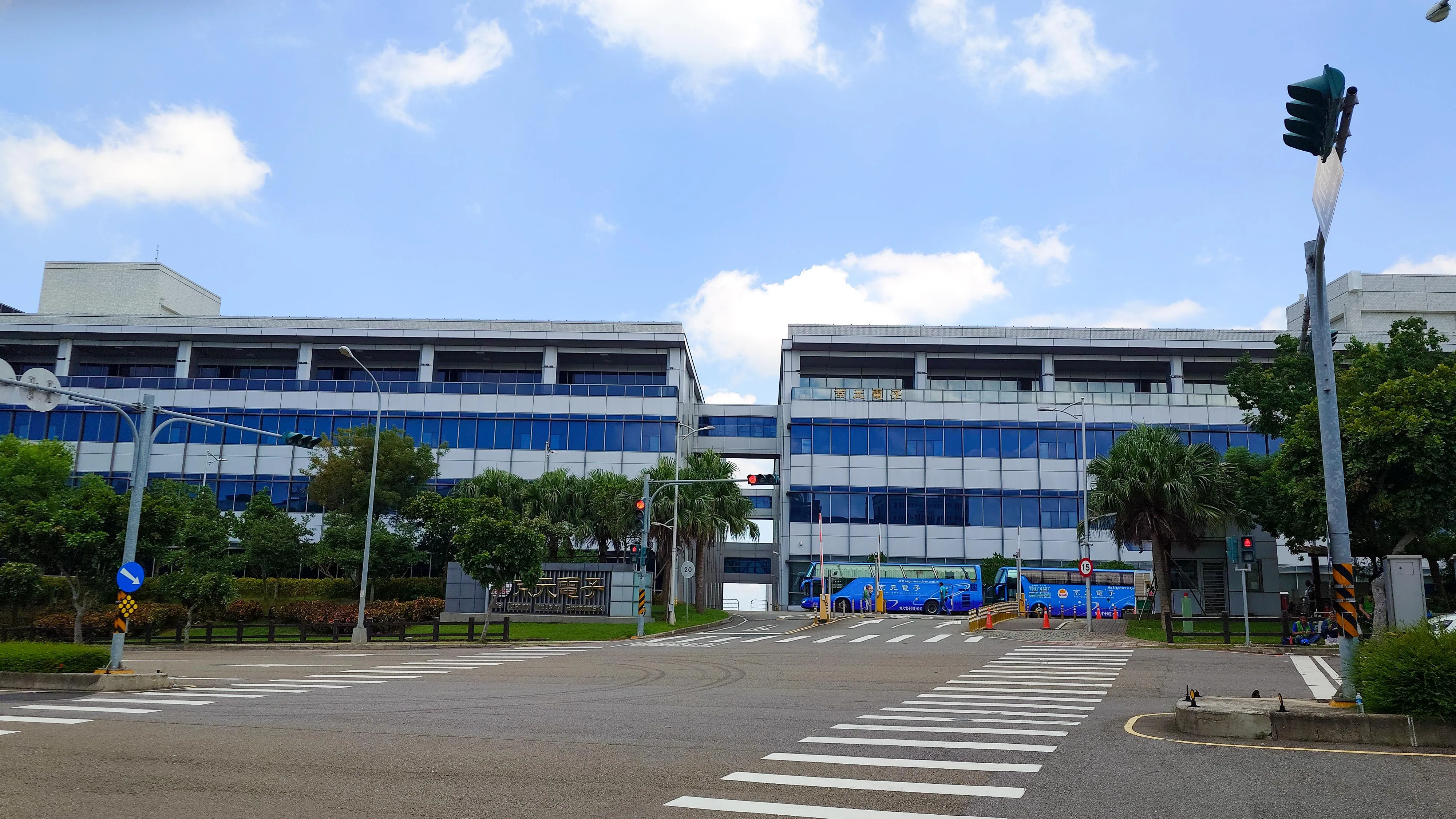 京元電子公司銅鑼廠是前幾年才投入生產的大廠，給地方帶來就業機會。何來美攝