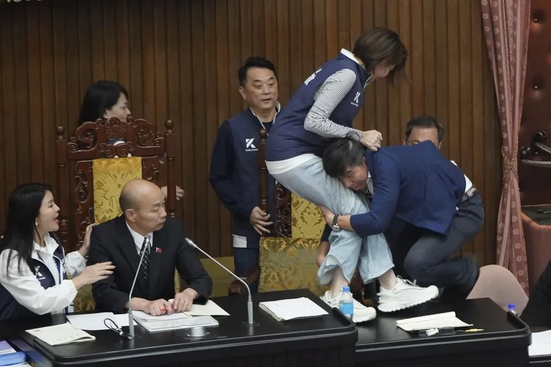 國民黨立委陳菁徽被民進黨立委鍾佳濱一把抱住。中央社