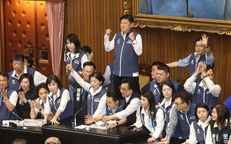 國民黨和民眾黨立委一早搶占主席台。中央社