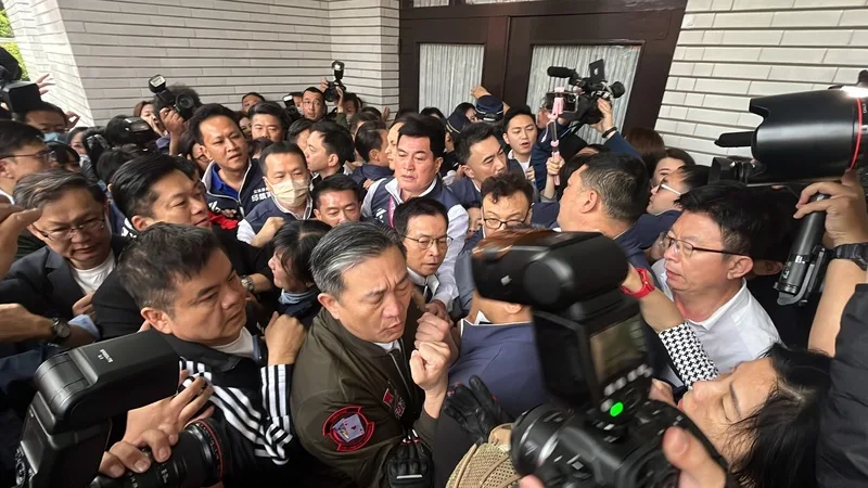 立法院會今日處理藍白所提國會改革相關法案,國民黨與民眾黨徹夜輪班守住議會大門,民進黨團早上現身議場前,和國民黨團爆發激烈衝突推擠。中央社