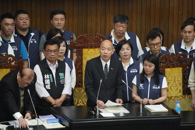 立法院會17日處理藍白所提國會改革相關法案，直到上午10時8分，立法院長韓國瑜（前左3）才在國民黨立委護送下進入議場，宣布開會。
