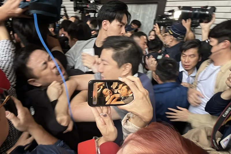 立法院會17日處理藍白所提立法院職權行使法相關法案,朝野為搶遞案權雙方一早在議場門口爆發激烈肢體衝突。中央社