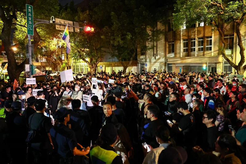 立院深夜持續挑燈夜戰,晚間場外陸續有民眾到場集結,透過呼口號、舉標語等方式表達意見。中央社
