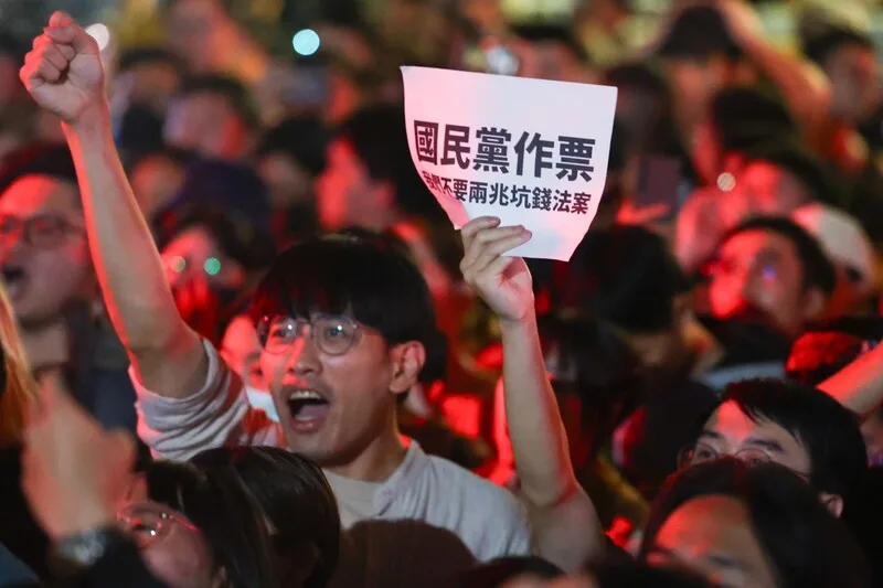 大批民眾17日晚間聚集到立法院外青島東路上,表達對國民黨意圖強推各種法案的不滿與抗議,與會者隨現場氣氛紛紛高呼口號,要求法案應有實質審查等。中央社