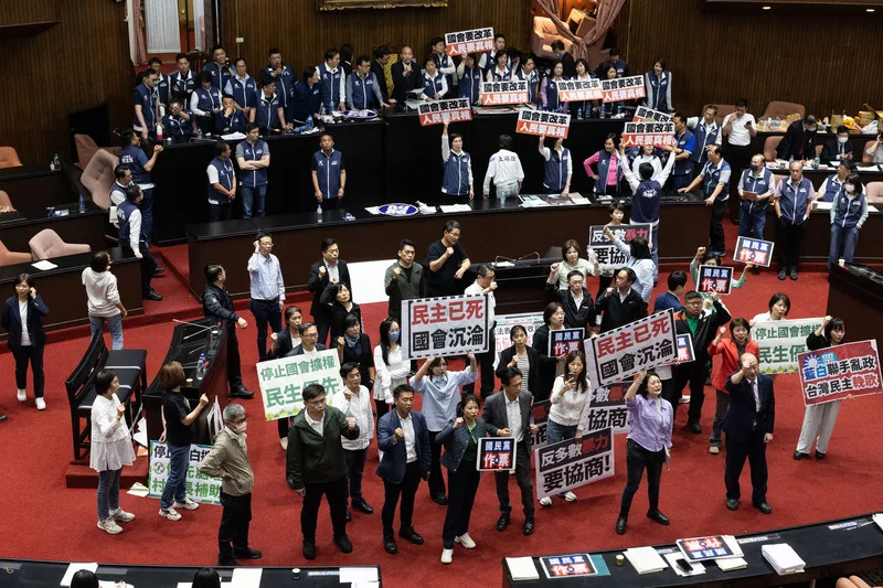 民進黨立委高舉「民主已死」標語抗議。中央社