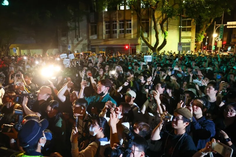 直到深夜仍持續挑燈夜戰,逐條審議立法院職權行使法等修法,但場外陸續有群眾聚集表達抗議,現場亦有大批警力進駐戒備。中央社