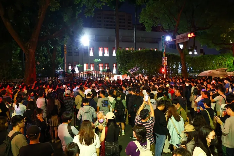 藍綠爆發激烈衝突,雙方均有立委送醫,民眾陸續集結到青島東路上,表達「拒絕黑箱」的訴求。中央社