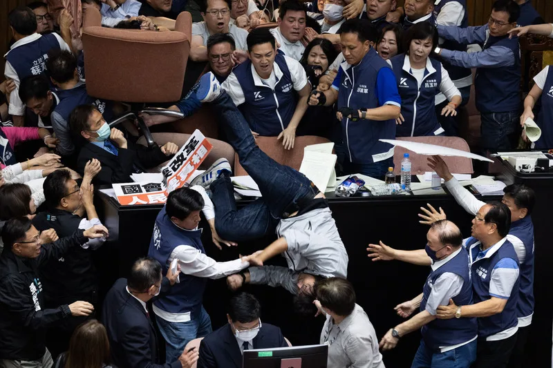 民進黨立委沈伯洋(中摔落者)等人欲搶占主席台但遭國民黨立委推落,沈伯洋倒栽蔥摔下,頭顱直接墜地受傷,隨後被救護車送往醫院就醫。中央社