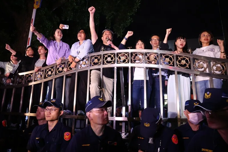 晚間大批民眾在院外集結要求停止表決、實質審查,民進黨立委邱議瑩(右)、黃捷(右2)、吳思瑤(右7)等人都到門口向群眾致意。中央社