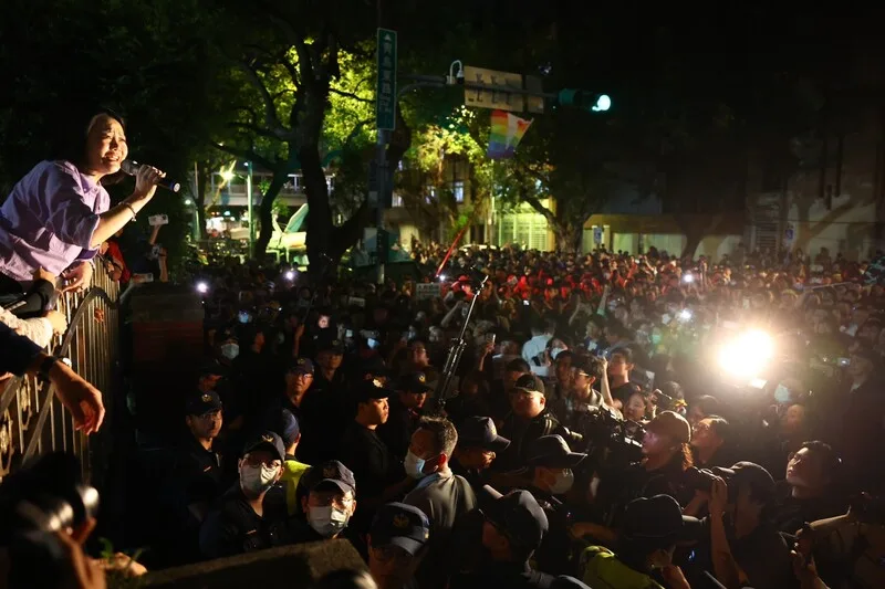 17日晚間立法院會審理時朝野發生多起激烈衝突,院外也有大量關注民眾聚集、呼口號表立場。中央社