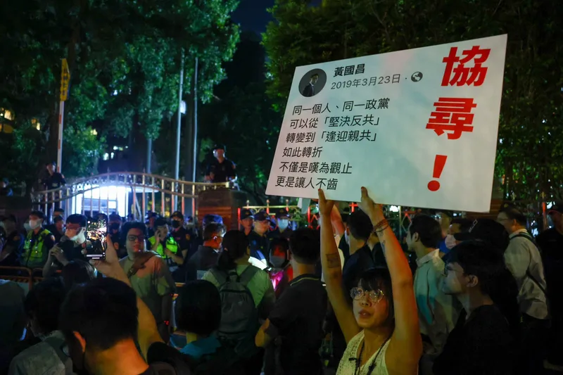 晚間近兩百名民眾聚集在立院外青島東路上抗議,要求停止表決、實質審查等,有人在場高舉自製看板表達立場。中央社