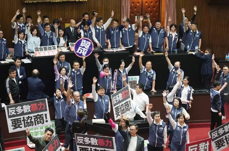 藍白兩黨挾人數優勢舉手表決通過。中央社