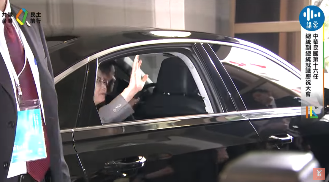 總統蔡英文卸任搭上座車離開總統府，新任總統賴清德、副總統蕭美琴到府前目送，蔡英文揮手致意。總統府提供