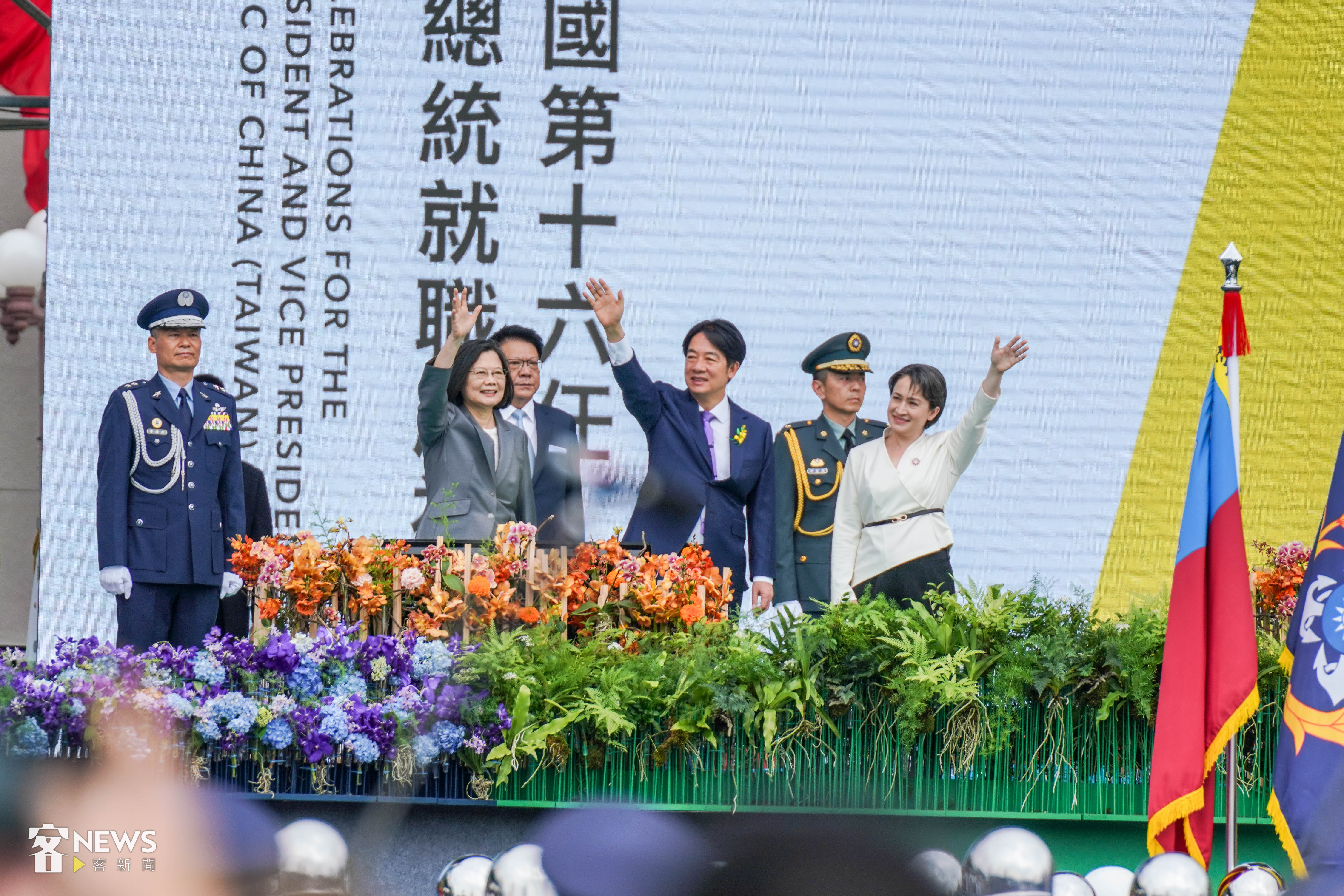 賴清德、蕭美琴完成宣誓後，與蔡英文步出總統府向觀禮民眾揮手。李台源攝