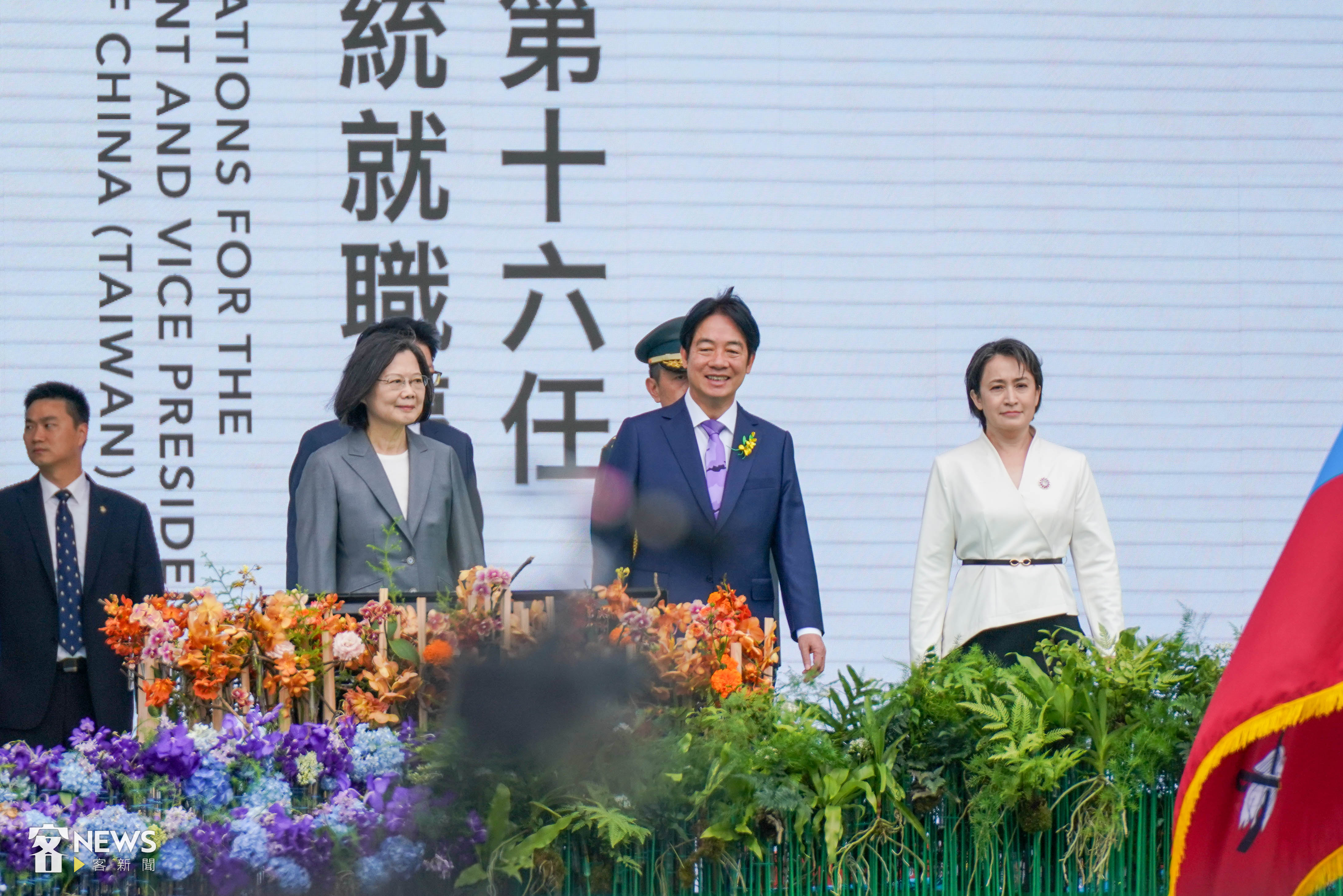 賴清德、蕭美琴完成宣誓後，與蔡英文步出總統府向觀禮民眾揮手。李台源攝