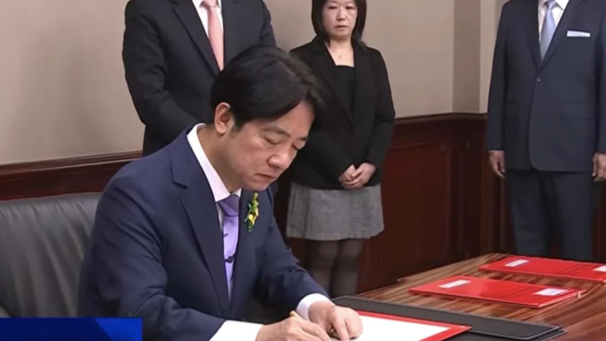 賴清德正式上任後簽署首份公文,任命卓榮泰閣揆。翻攝自總統府直播