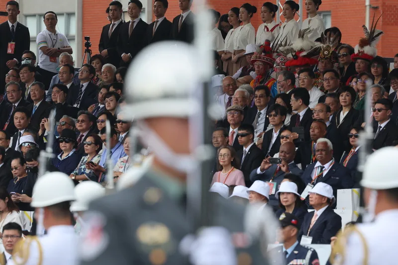 第16任總統、副總統就職慶祝大會20日在總統府前登場，國軍樂儀隊帶來精彩演出，整齊劃一的動作吸引貴賓目光。中央社