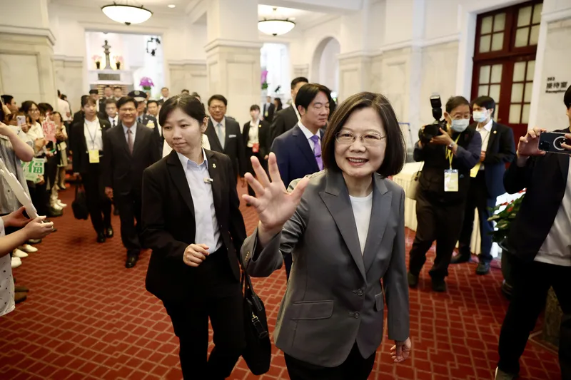 蔡英文總統向府內同仁道別。中央社