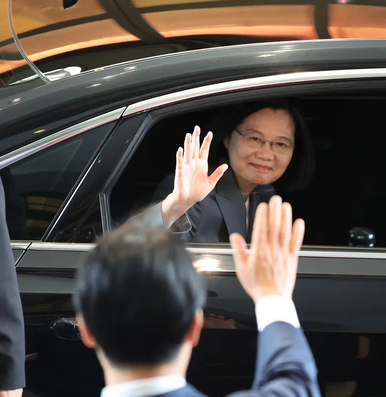 蔡英文總統卸任後搭車離去前，揮手向向府內同仁及新任總統賴清德、副總統蕭美琴道別。中央社