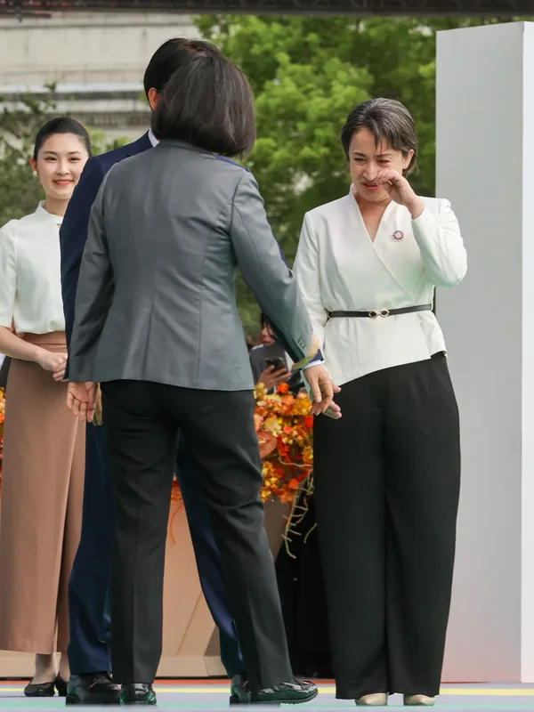 副總統蕭美琴在送總統蔡英文離開總統府時，忍不住落淚。中央社
