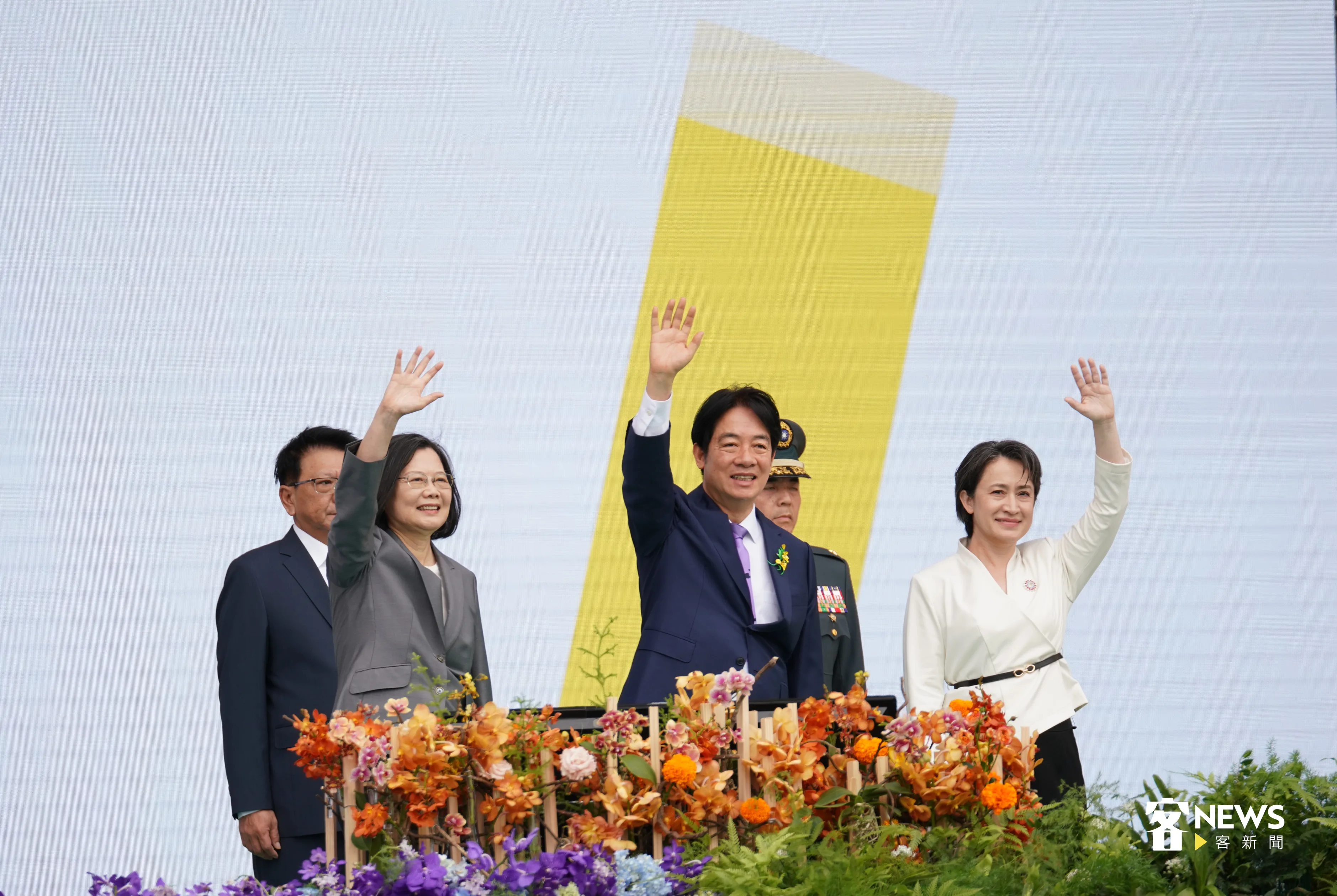 第16屆總統、副總統就職典禮，前總統蔡英文（左1）揮手全國民眾致謝，新任總統賴清德（中）與副總統蕭美琴（右1）也向大家揮手致意，迎接新政府來臨。洪俊傑攝