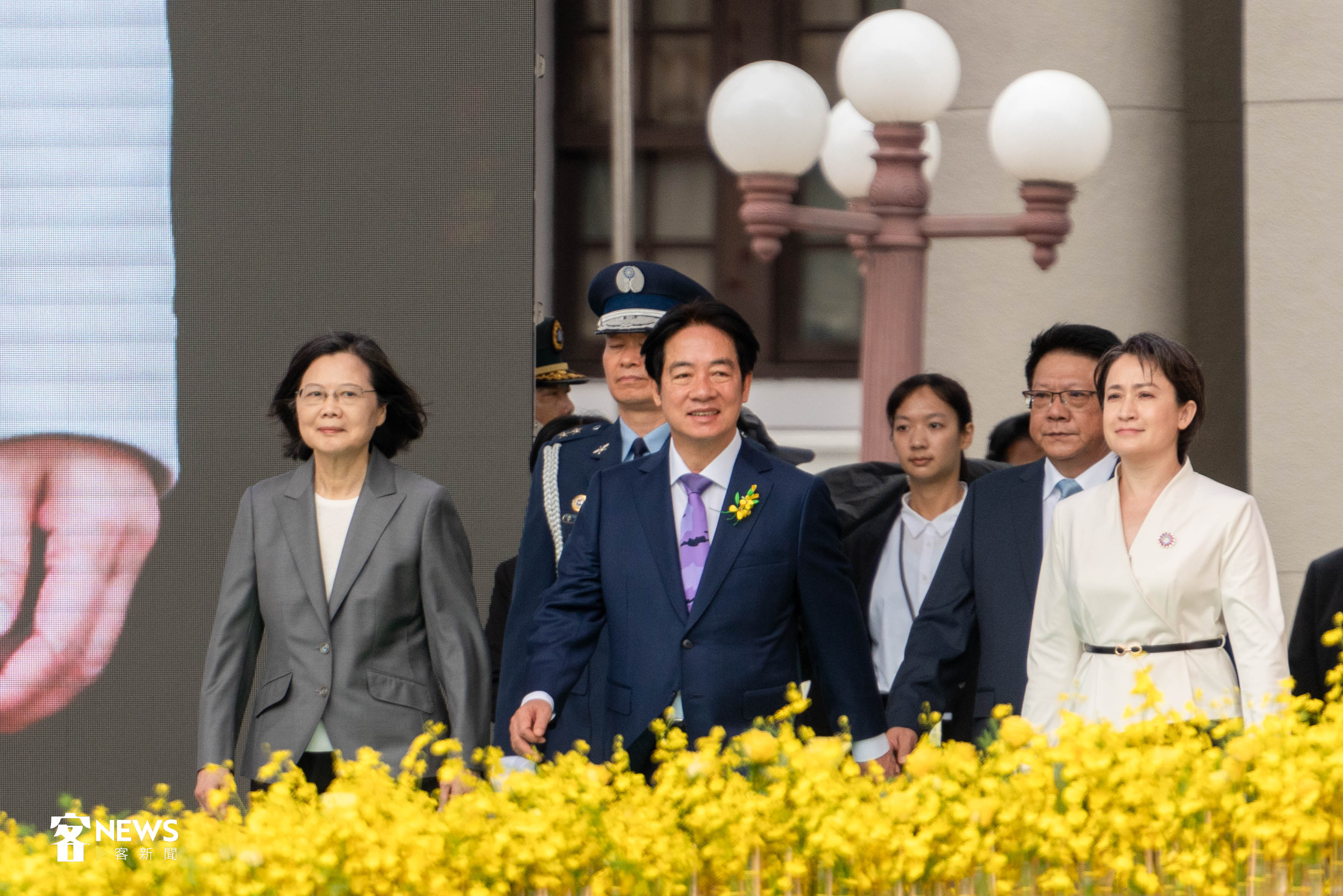 前總統蔡英文、總統賴清德、副總統蕭美琴向群眾致意。范修語攝