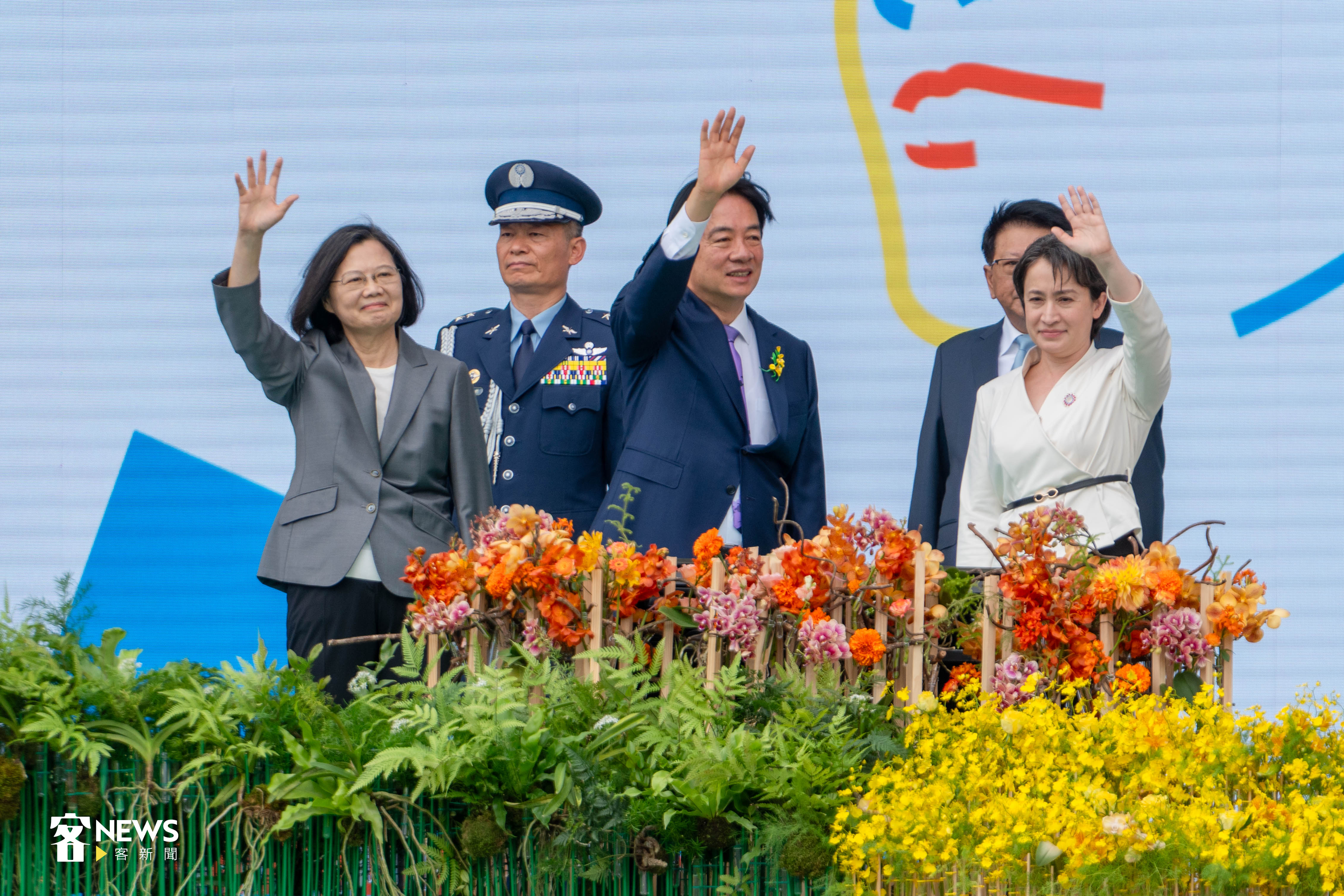 前總統蔡英文、總統賴清德、副總統蕭美琴向群眾致意。范修語攝
