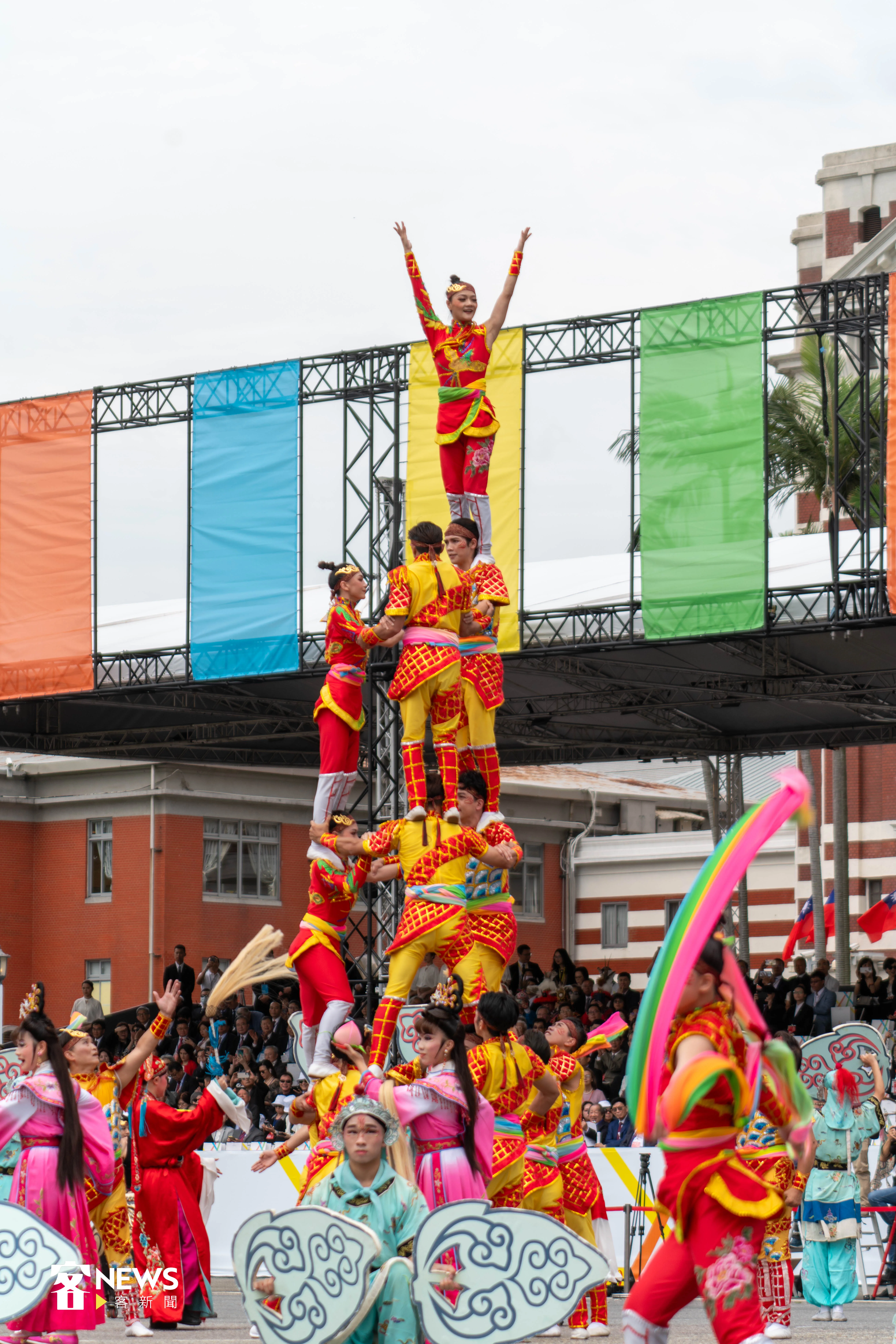 《祈求吉慶 歡喜台灣》，由國立臺灣戲曲學院、臺灣特技團、九天民俗技藝團帶來精彩表演。范修語攝