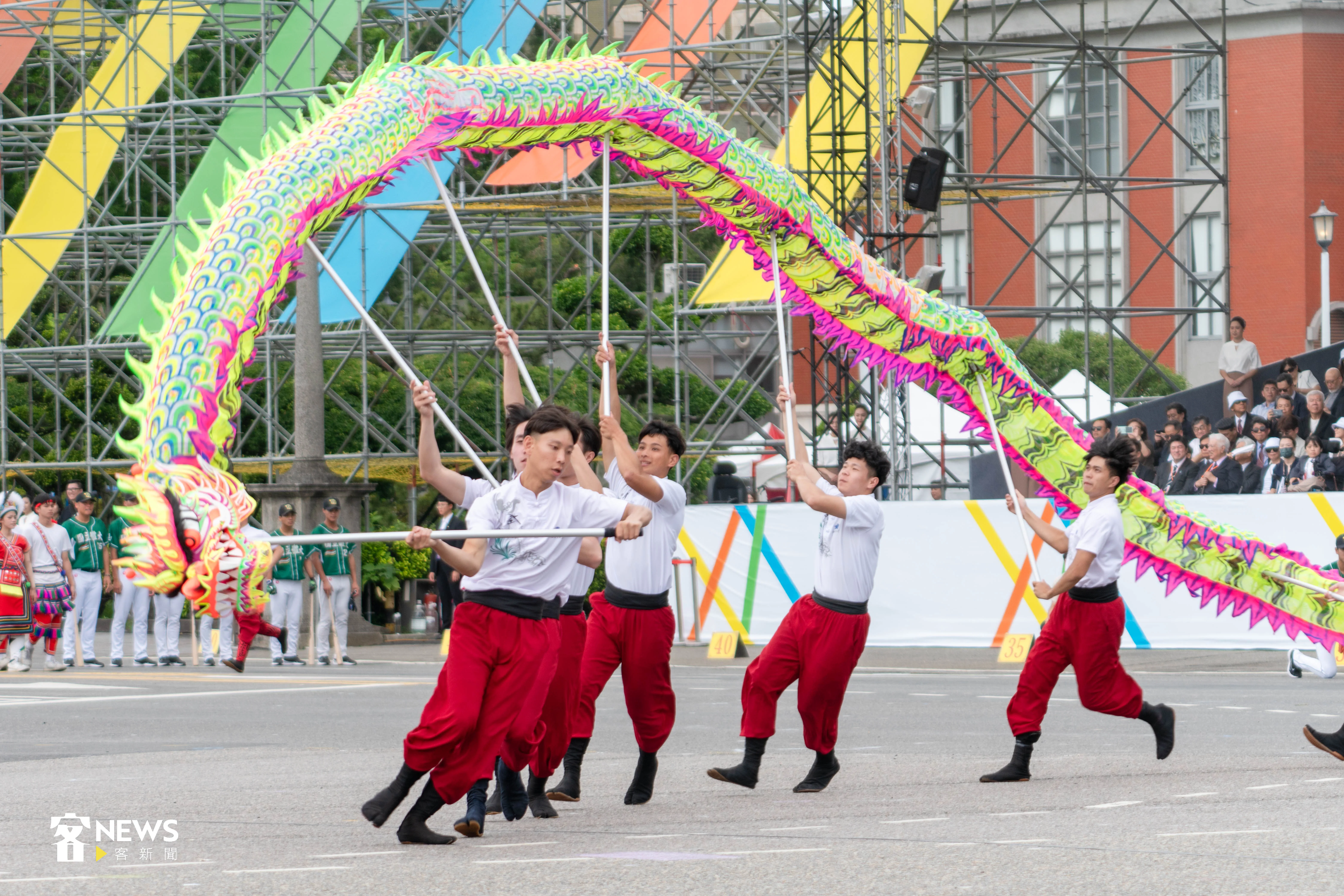 《青春共奏 活力台灣》，由臺北市立建國高級中學樂旗隊、國立體育大學帶來精彩表演。范修語攝