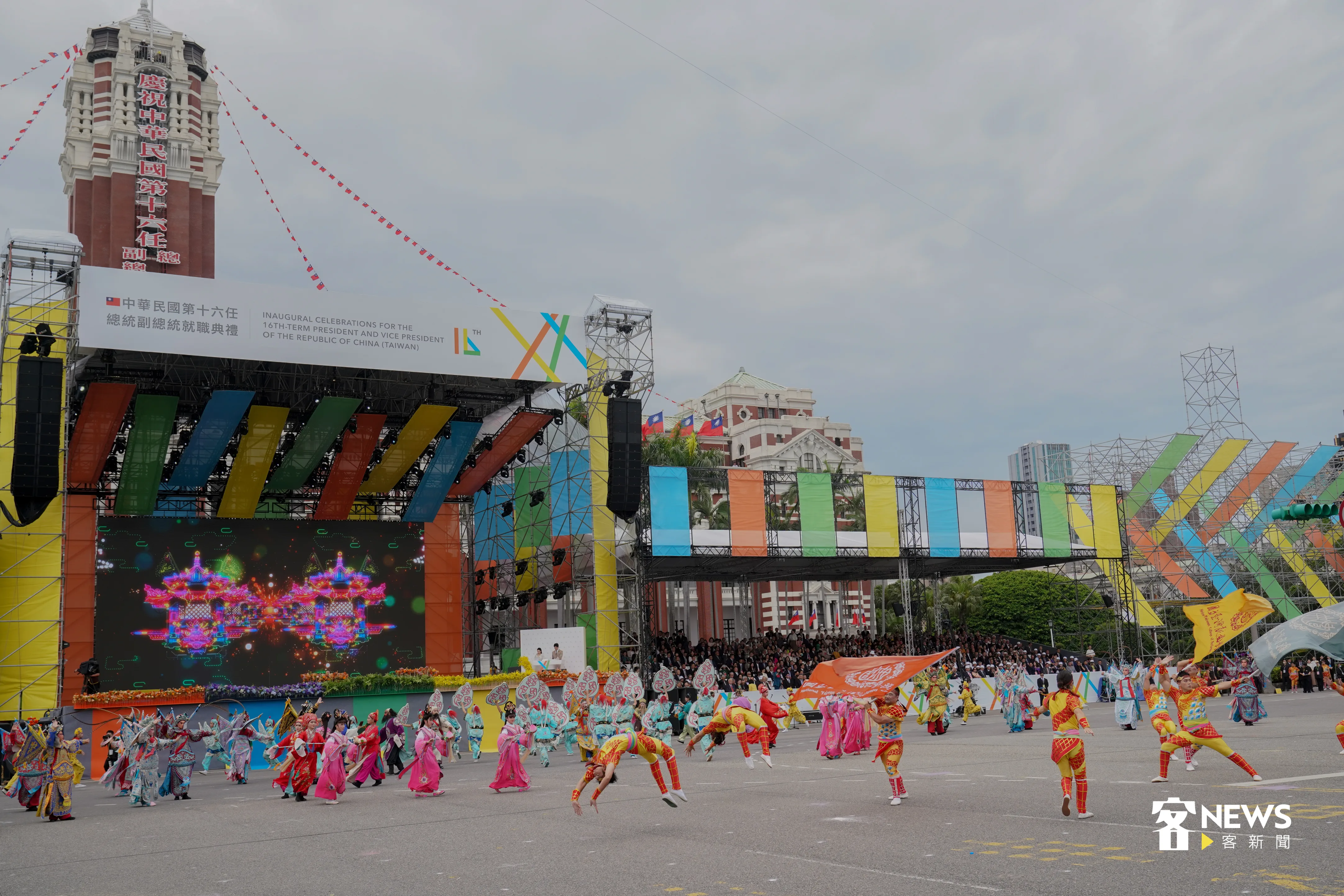 國立臺灣戲曲學院、臺灣特技團、九天民俗技藝團帶來《祈求吉慶 歡喜台灣》首項表演。洪俊傑攝
