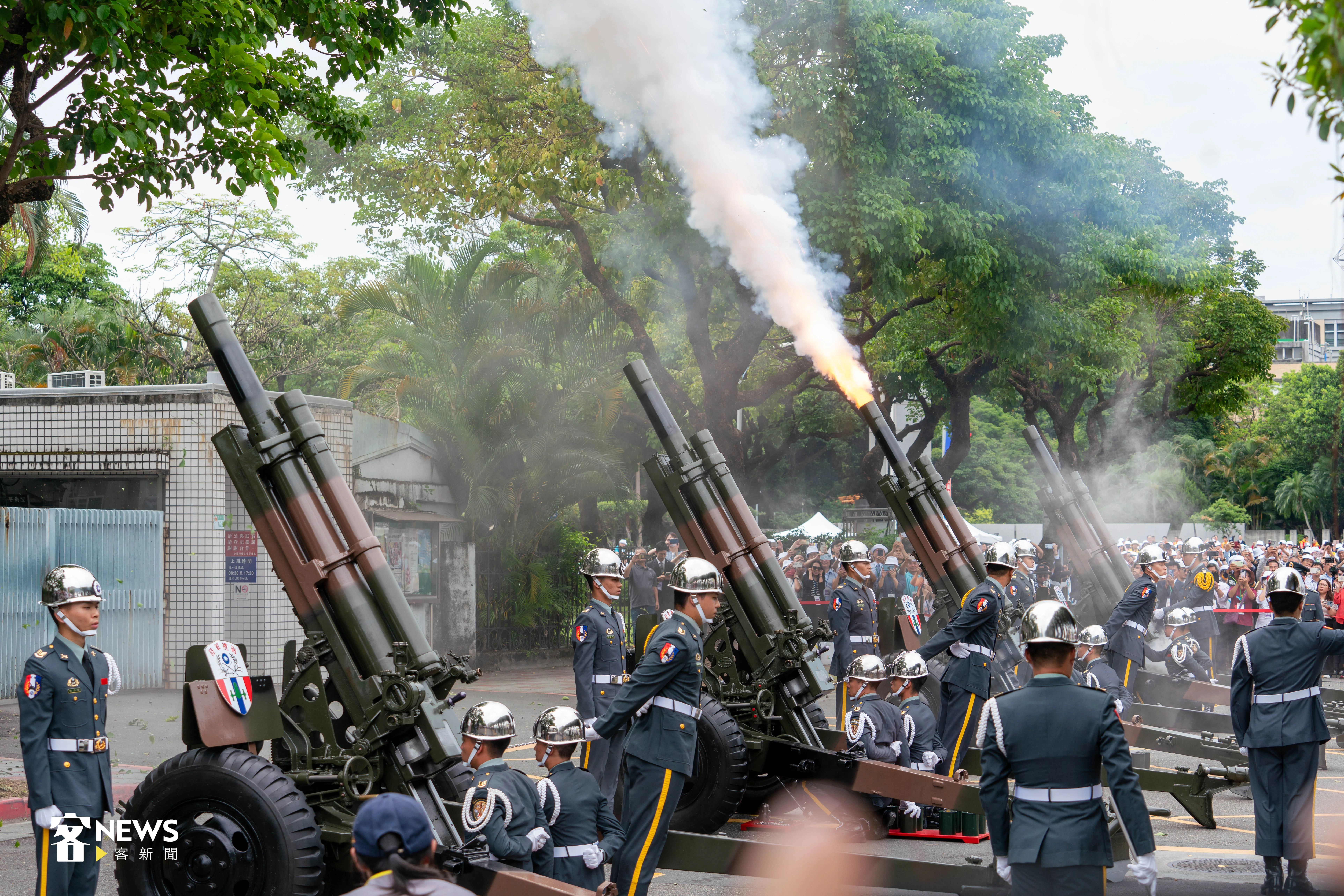 由國軍聯合樂儀隊以及禮砲連，施放禮砲21響，向總統與各國貴賓致意。范修語攝
