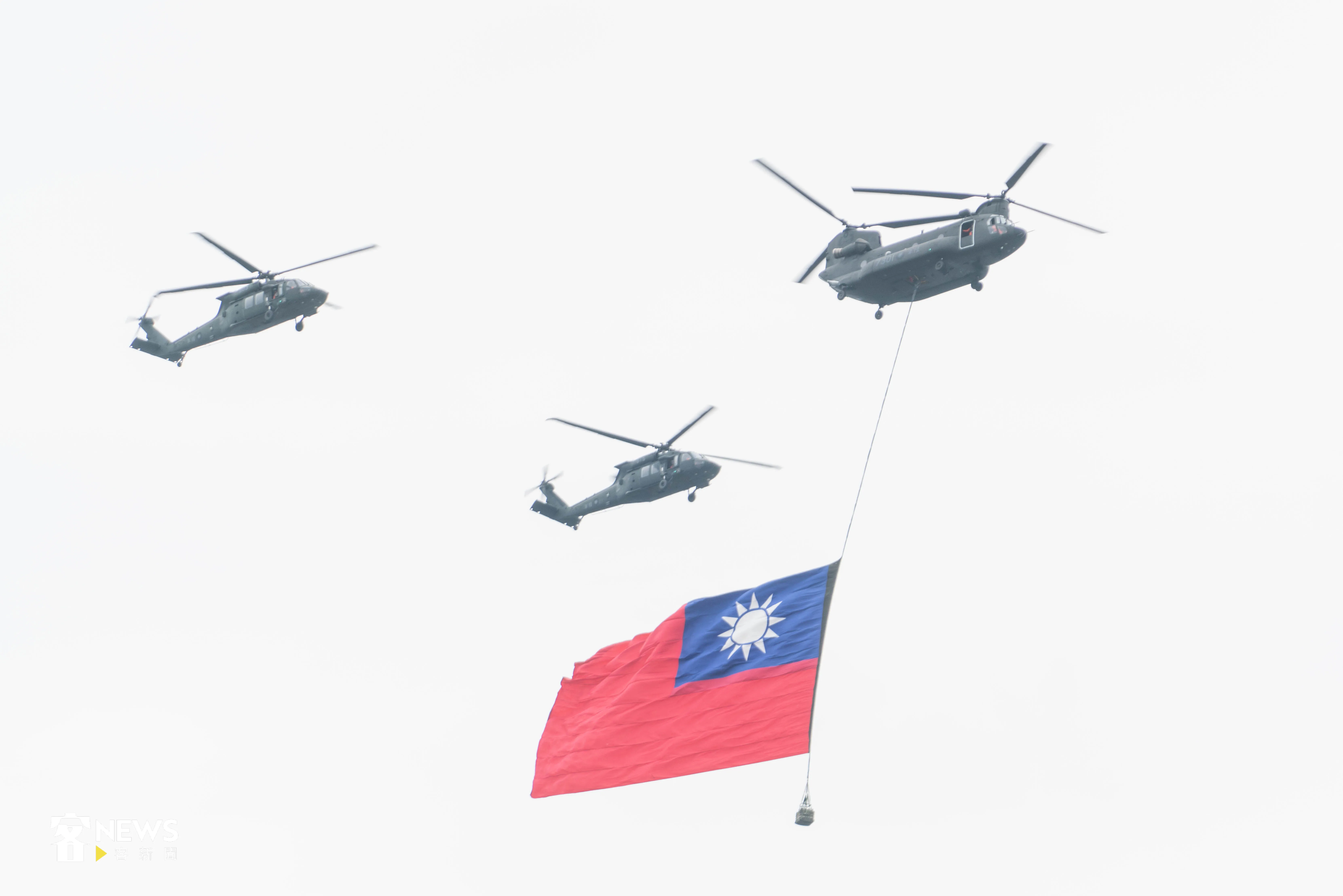 陸軍CH-47SD契努克直升機吊掛巨幅國旗飛越府前上空。范修語攝