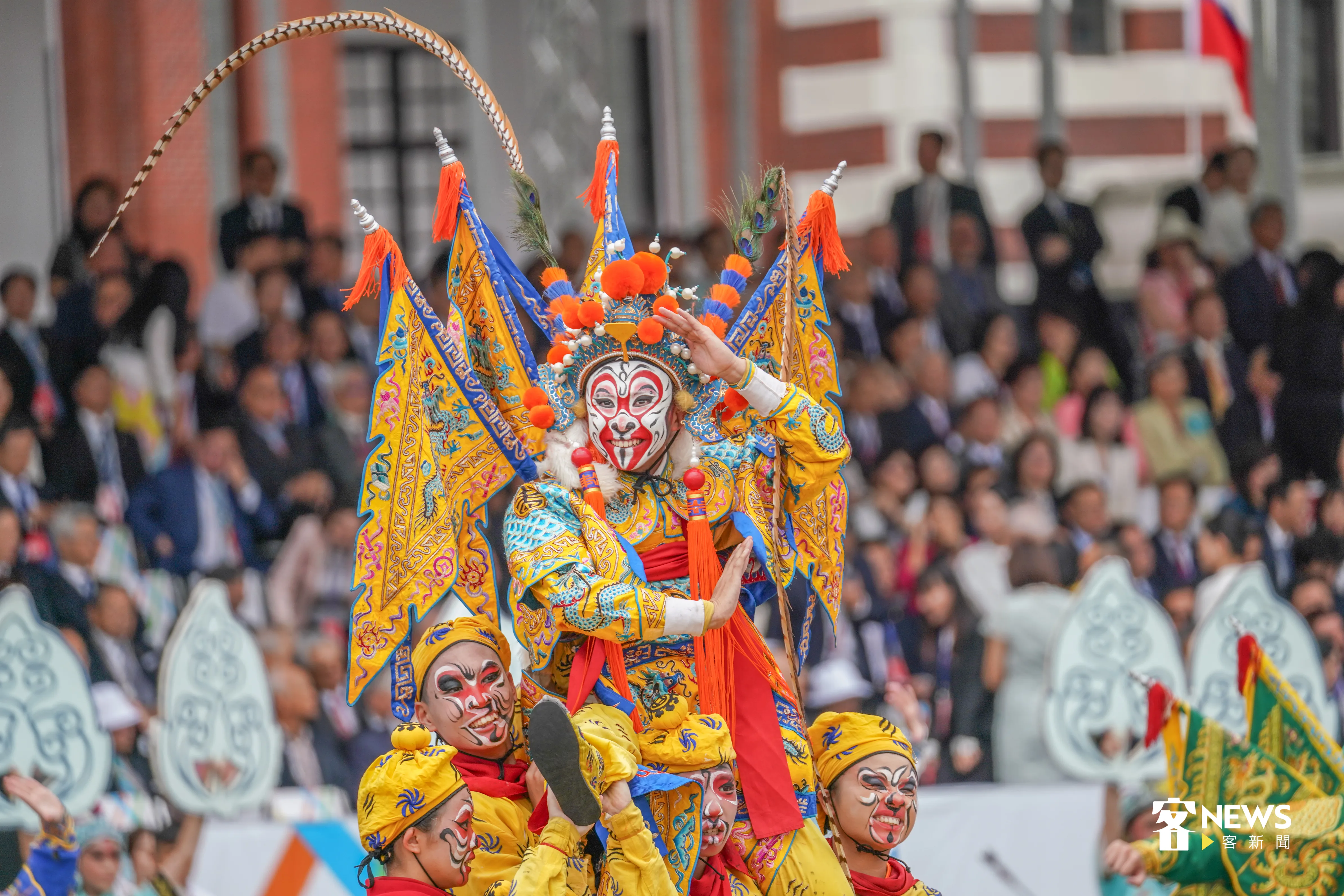 國立臺灣戲曲學院學生，穿著京劇裝扮演出《祈求吉慶 歡喜台灣》。洪俊傑攝