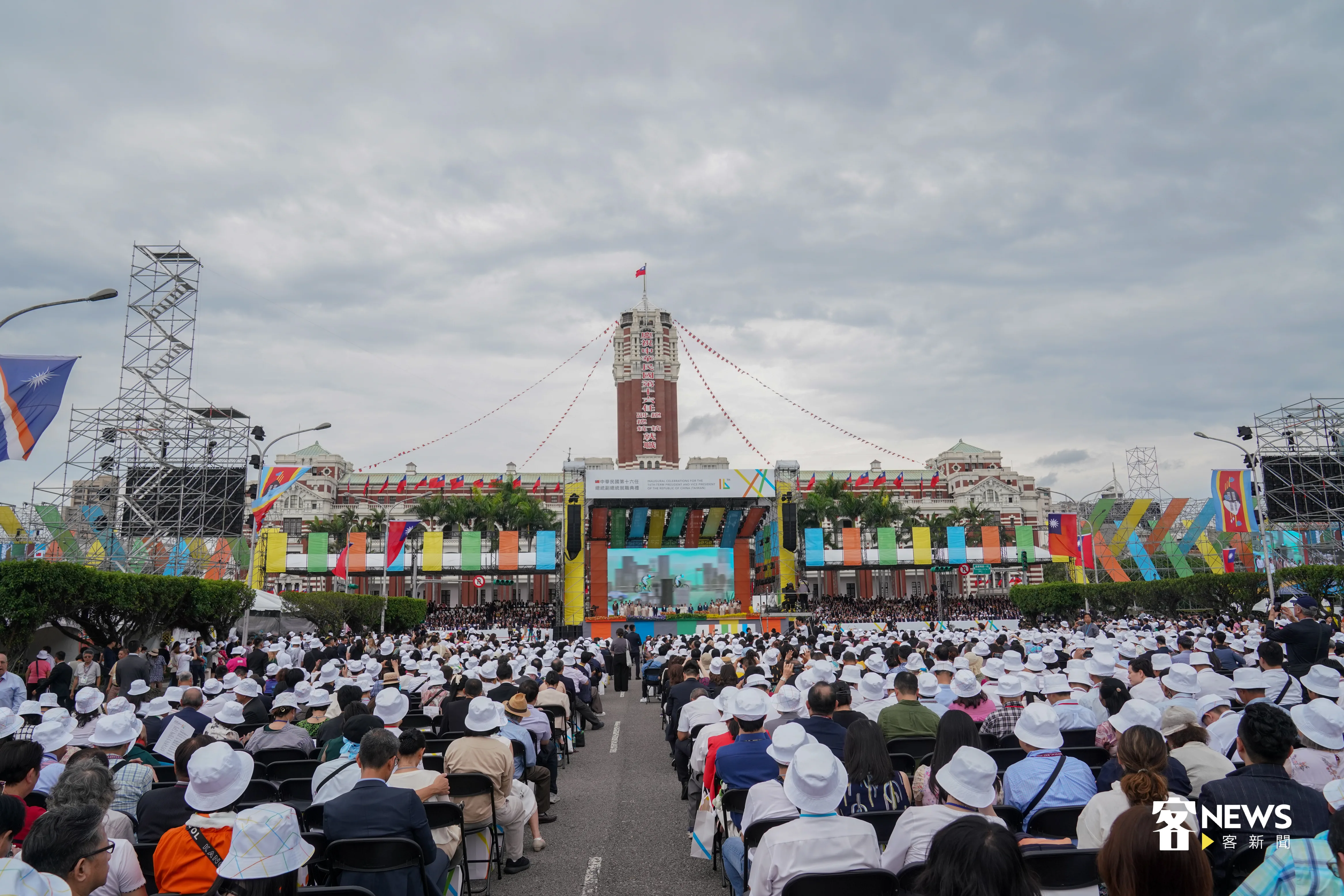凱達格蘭大道觀禮區，民眾不轉眼緊盯台上表演。洪俊傑攝