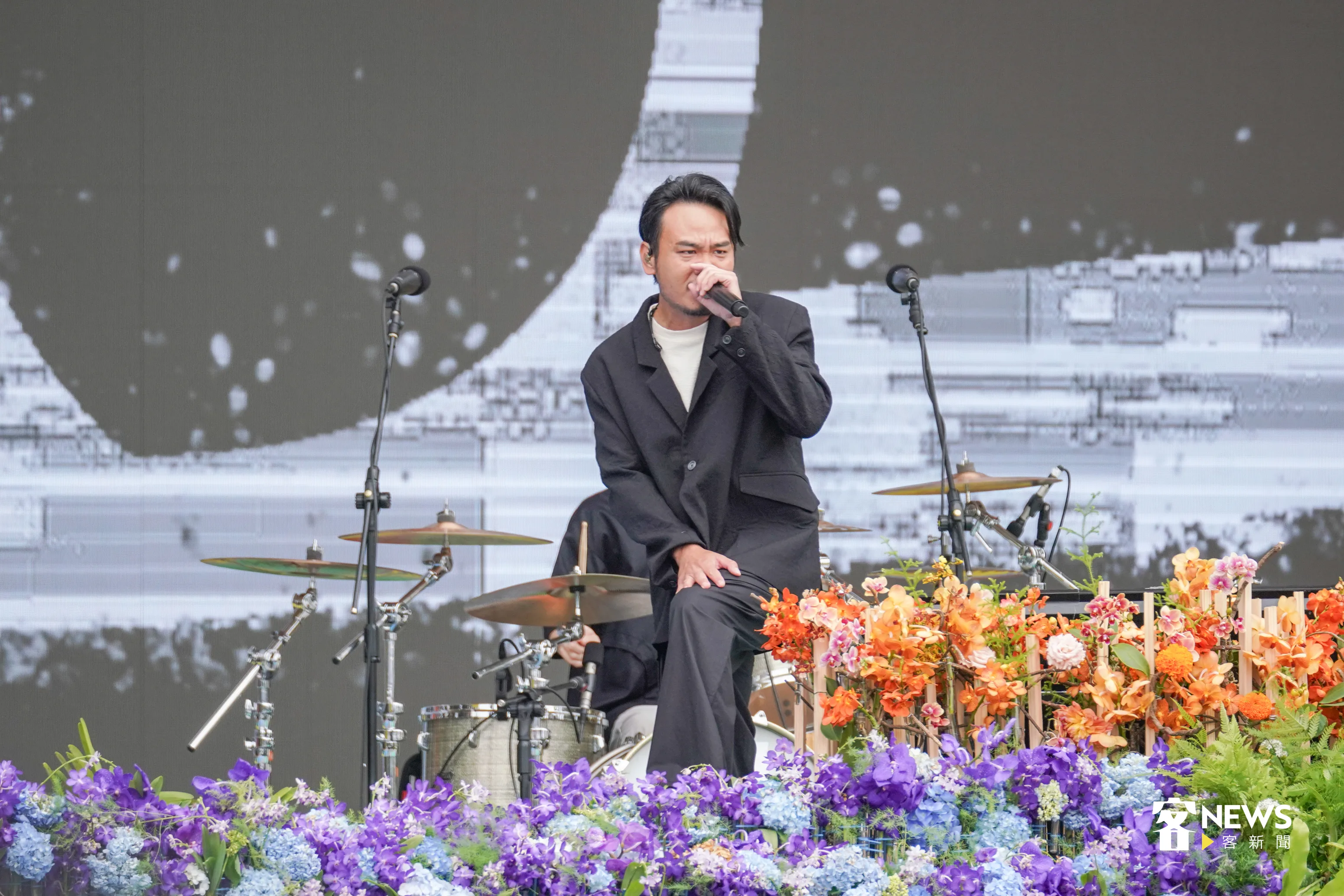 滅火器樂團演唱「無名英雄」、「繼續向前行」2首歌曲，炒熱全場。洪俊傑攝