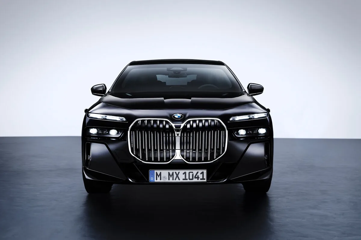 760i xDrive Protection 更是全球唯一配置主動轉向系統的防彈安全車，讓車輛迴轉半徑變小更能靈活穿梭。翻攝畫面