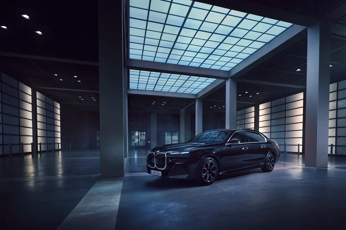 賴清德總統座車 BMW 760i xDrive Protection 是在 7 系列基礎下打造的頂級安全車款，擁有 VR9 防護等級，支撐架構是由防彈鋼材所構成，車底與車頂皆有防彈裝甲，可以抵擋槍枝、爆裂物等攻擊。翻攝畫面