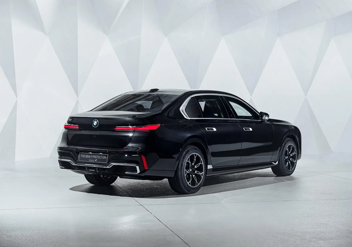 動力搭載 4.4 升 V8 引擎加 48V 輕油電，可提供 530 匹最大馬力與 750 牛頓米扭矩，零百加速成績 6.6 秒。翻攝畫面