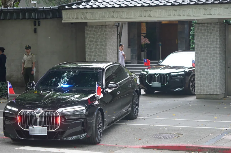 總統賴清德的座車擁有 VR9 防護等級，配有防彈油箱、滅火器、新鮮空氣供應系統、閃爍燈、公務車專用旗桿等。中央社