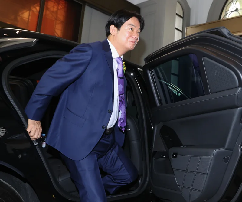 總統賴清德的總統座車擁有 VR9 防護等級，並且是全球唯一配置主動轉向系統的防彈安全車。中央社