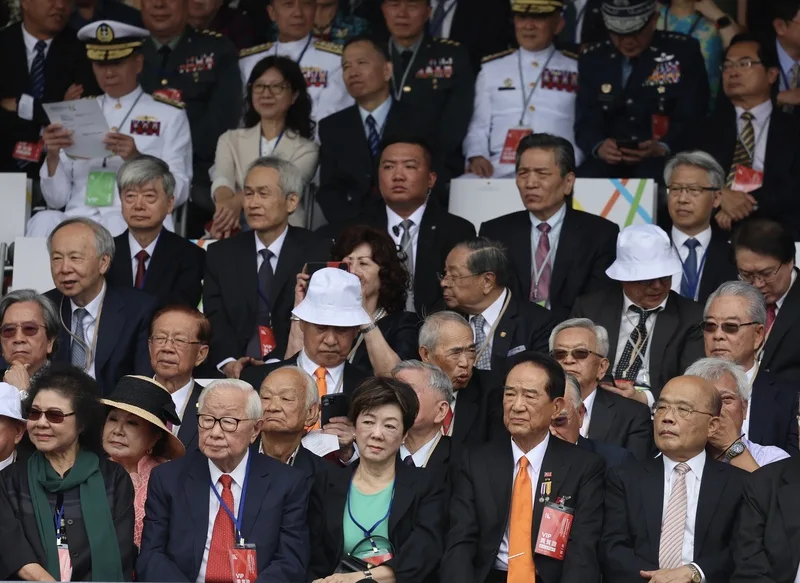 中華民國第16任總統副總統就職慶祝大會20日在總統府前登場，前行政院長蘇貞昌、親民黨主席宋楚瑜、台積電創辦人張忠謀、夫人張淑芬及監察院長陳菊出席觀禮。中央社
